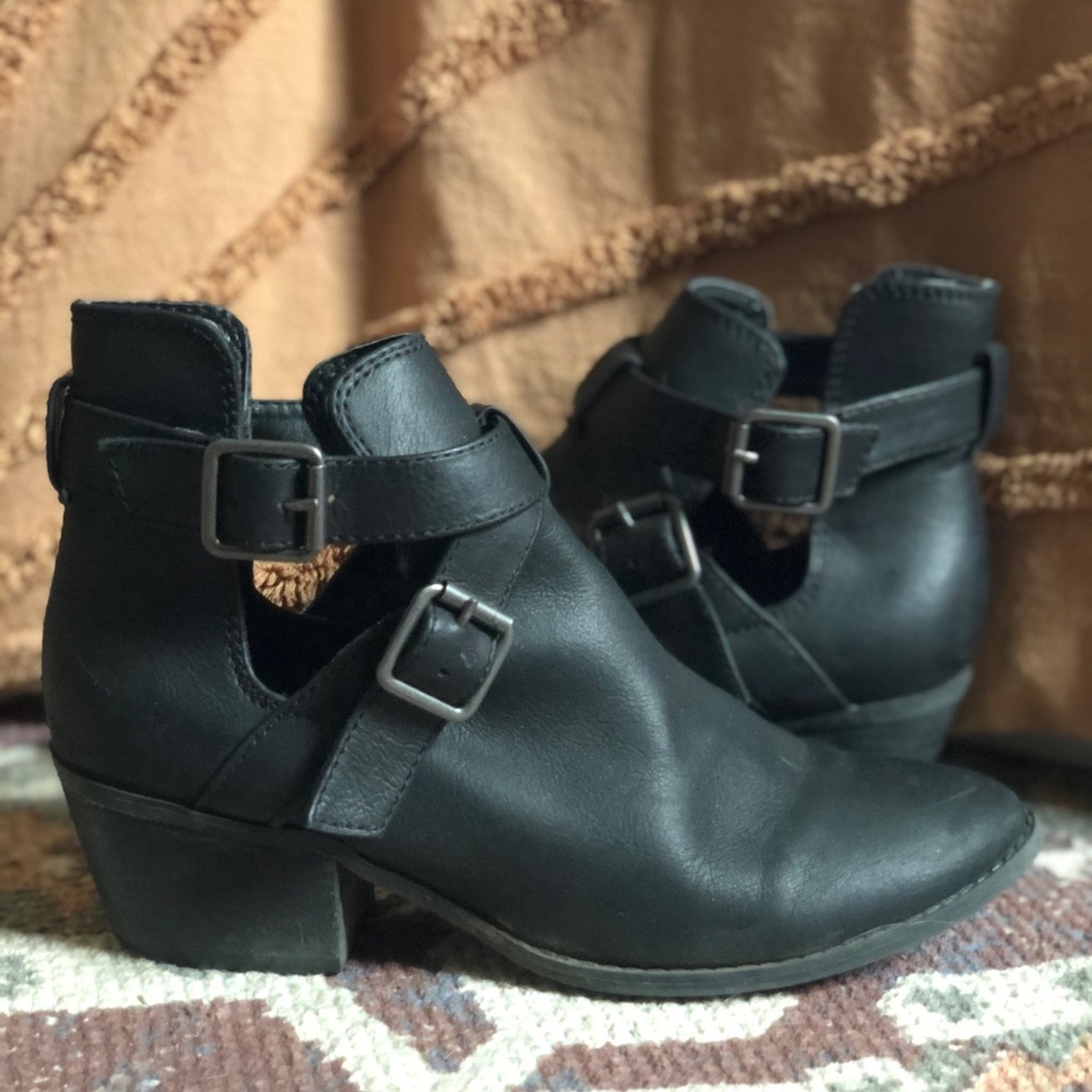 American Eagle heeled double buckle leather ankle bootie size 7